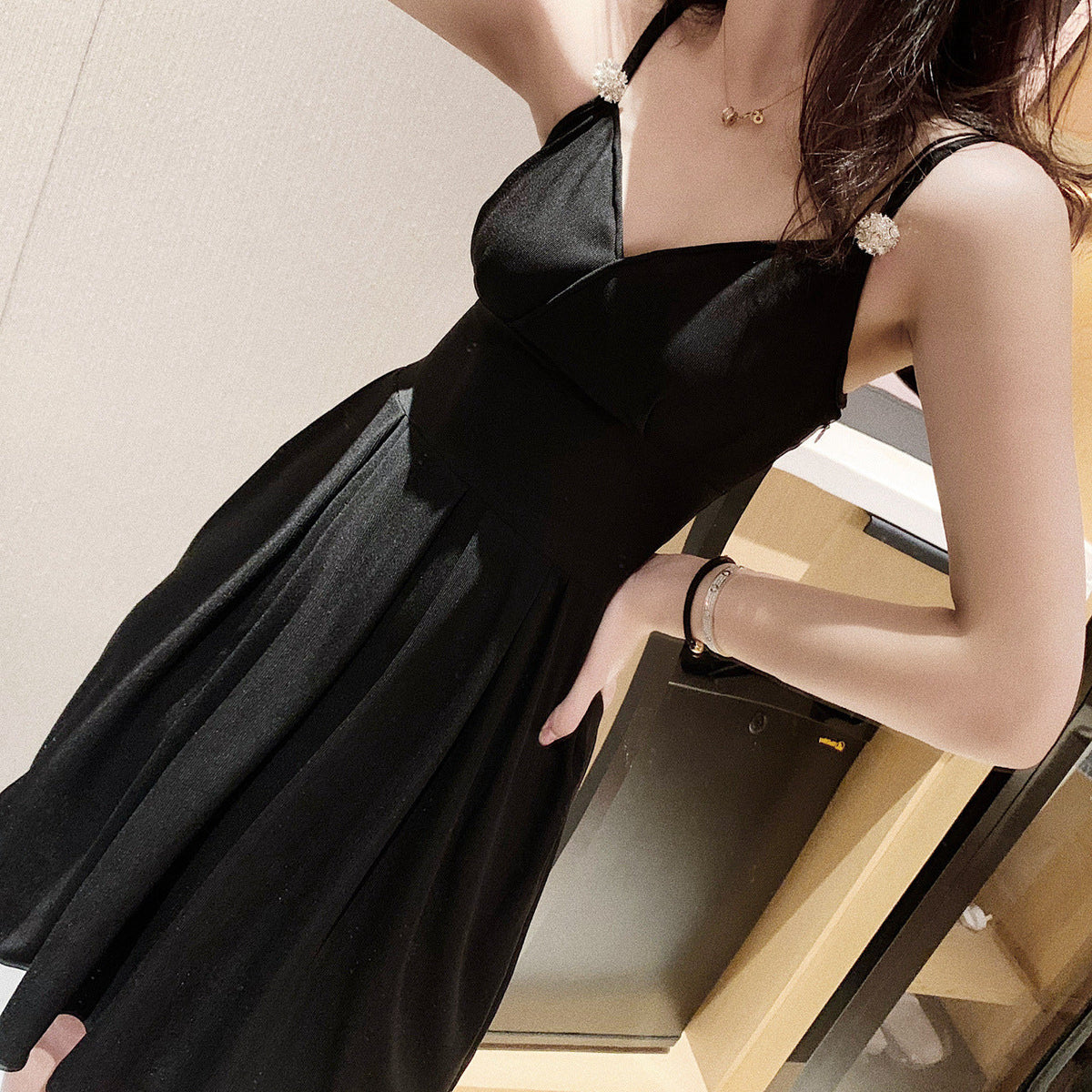 Robe noire élégante à taille haute