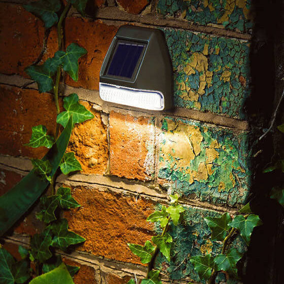 Lámpara de pared LED solar cuadrada de plástico moderna, impermeable, para exteriores, patio y jardín 