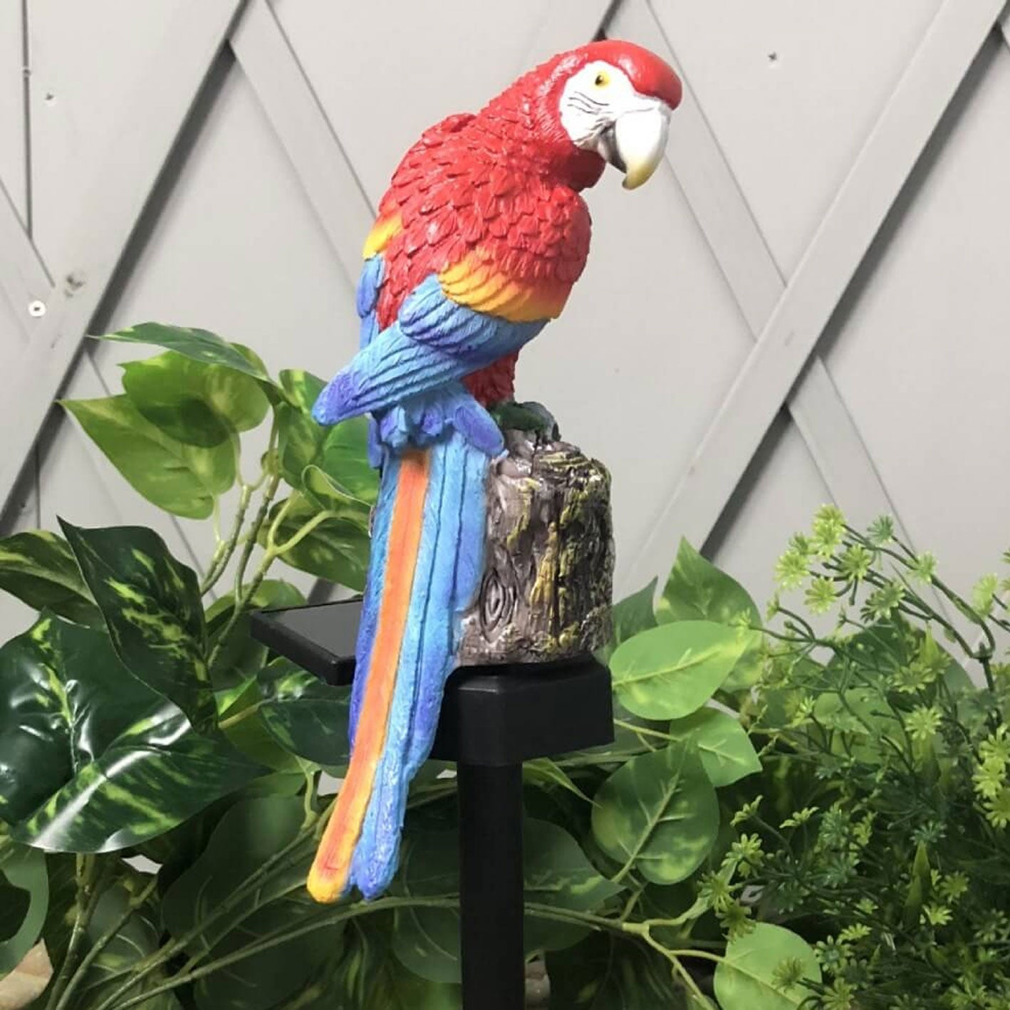 Lámpara LED decorativa para jardín al aire libre con forma de loro de resina y energía solar 