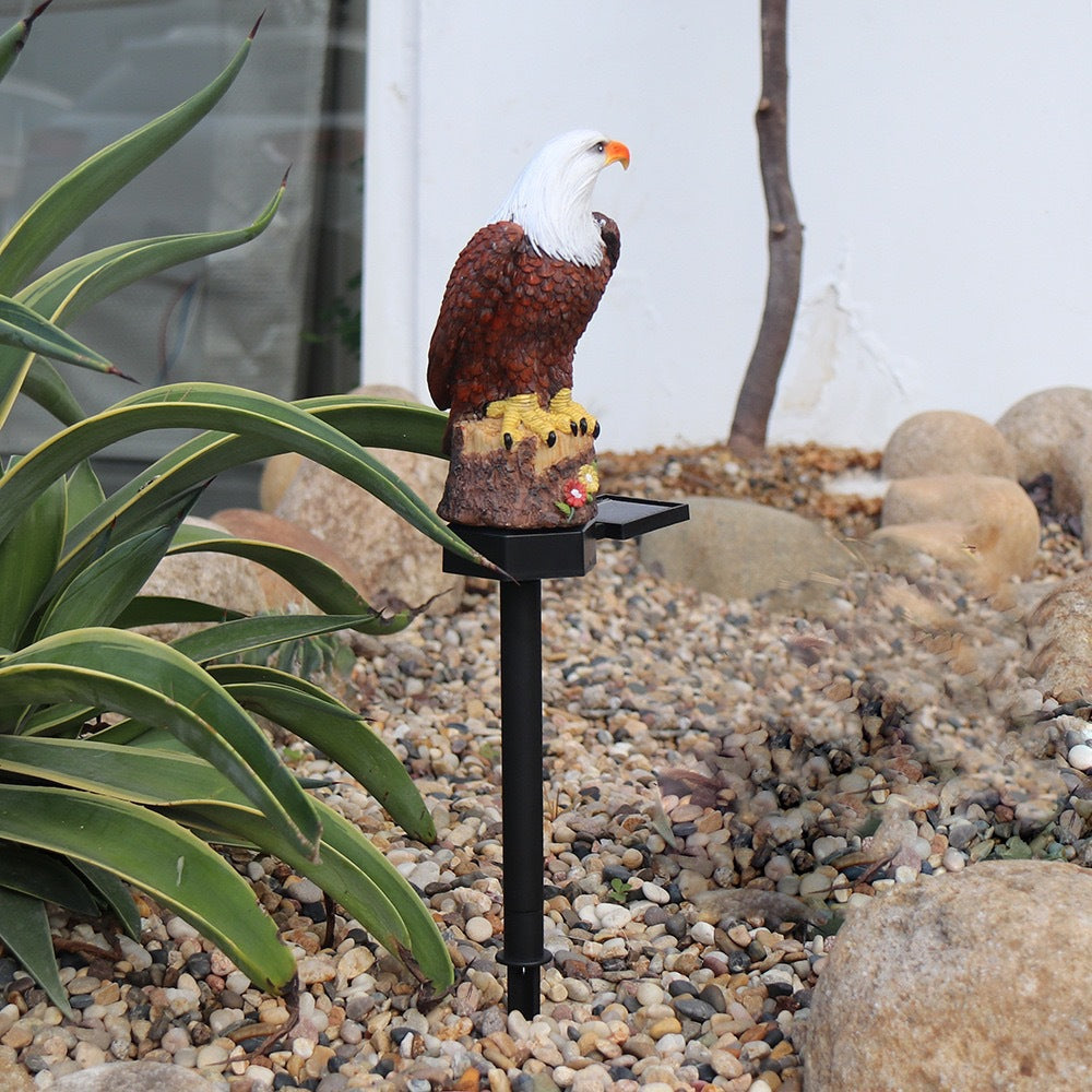 Lámpara LED solar decorativa de resina con forma de águila creativa europea para jardín y césped al aire libre 