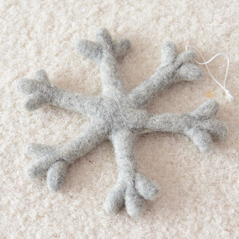 Décoration d'arbre de Noël avec flocons de neige et étoiles