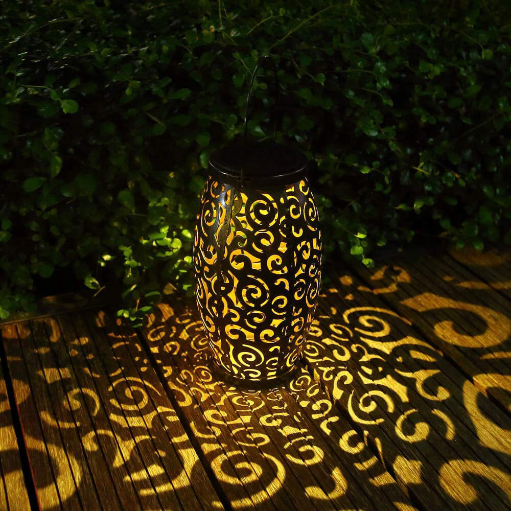 Lámpara LED decorativa para césped con diseño de patrón hueco de hierro solar para colgar 