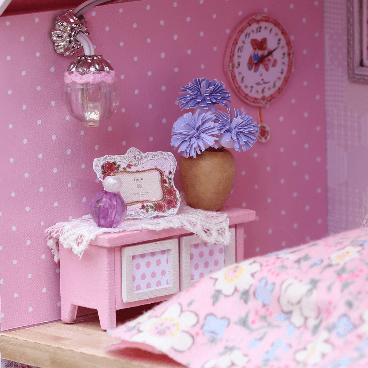 Cuteroom 1/24 Maison de poupée en bois à faire soi-même Rose Cerise Décorations faites à la main Modèle avec lumière LED et musique Anniversaire