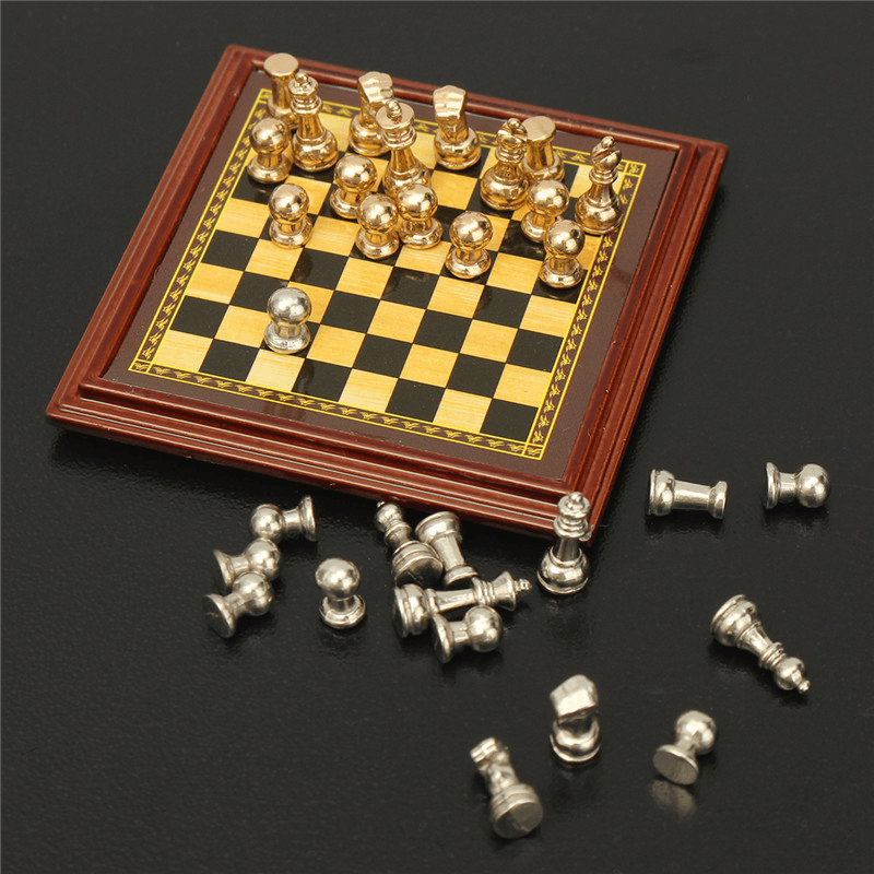 Jeu d'échecs miniature en métal pour maison de poupée à l'échelle 1:12, jouets pour décoration de chambre à coucher