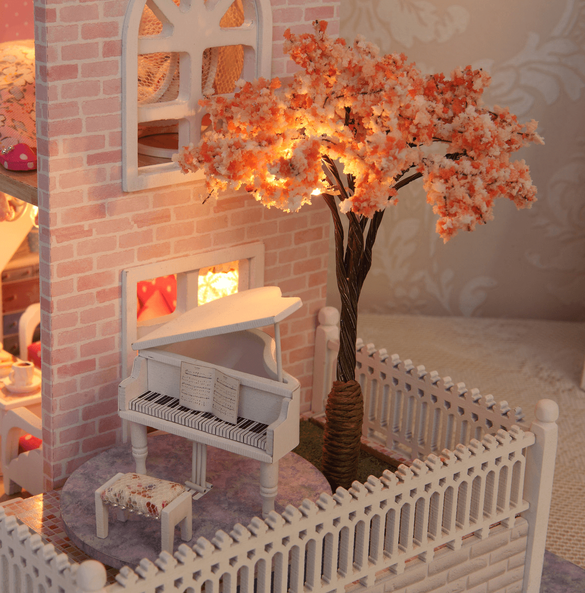 Cuteroom 1/24 Maison de poupée en bois à faire soi-même Rose Cerise Décorations faites à la main Modèle avec lumière LED et musique Anniversaire