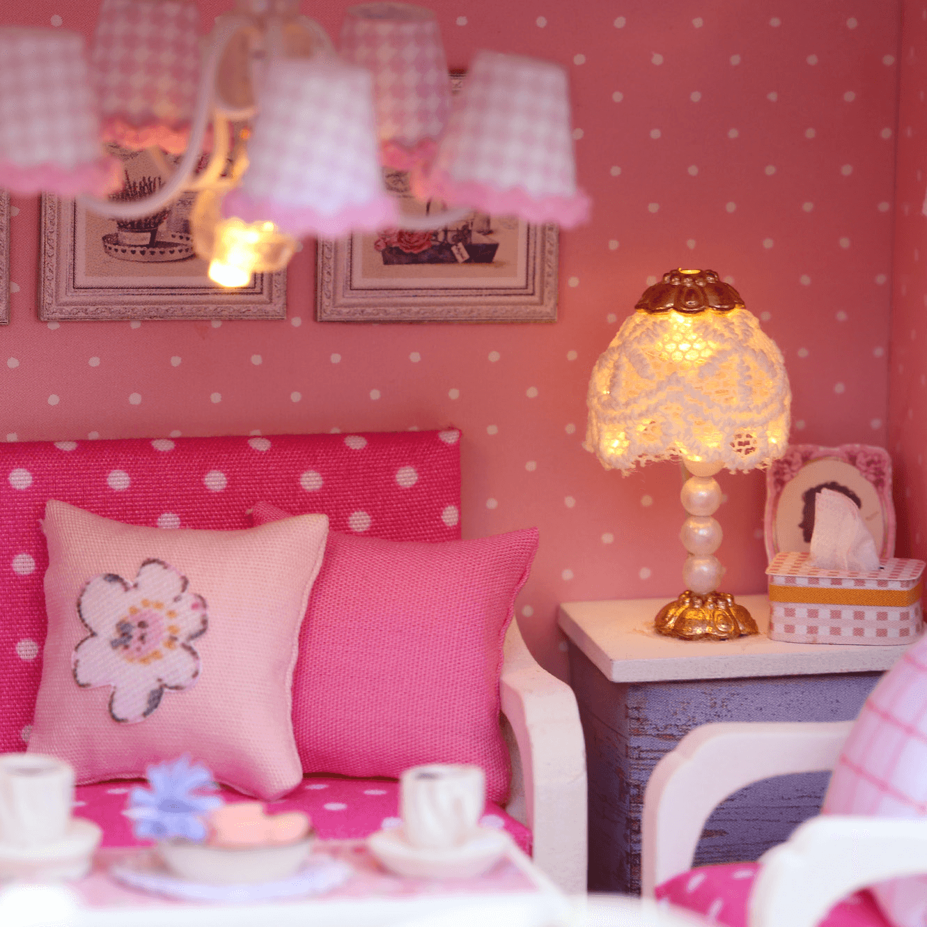 Cuteroom 1/24 Maison de poupée en bois à faire soi-même Rose Cerise Décorations faites à la main Modèle avec lumière LED et musique Anniversaire