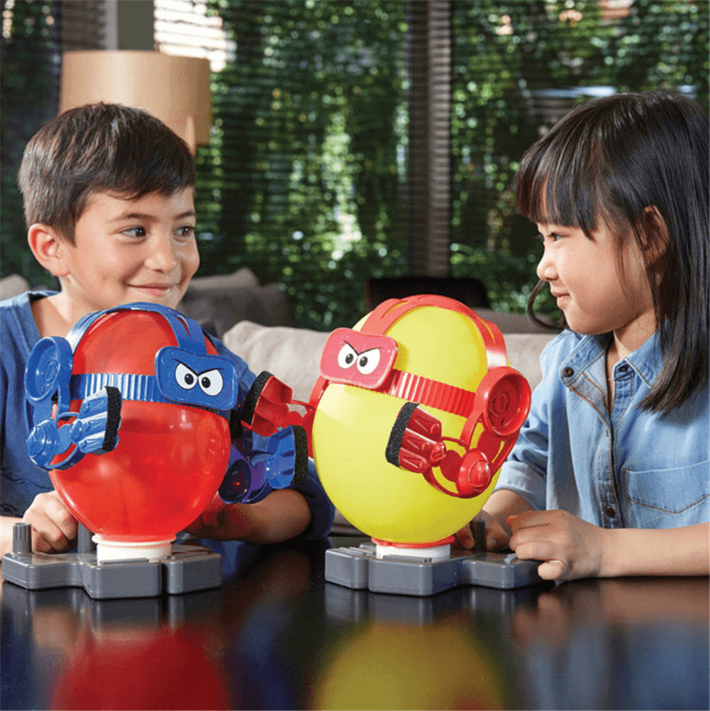 Divertido juego de batalla de globos para niños: vea quién puede hacer el globo. Juego de lucha de globos para niños