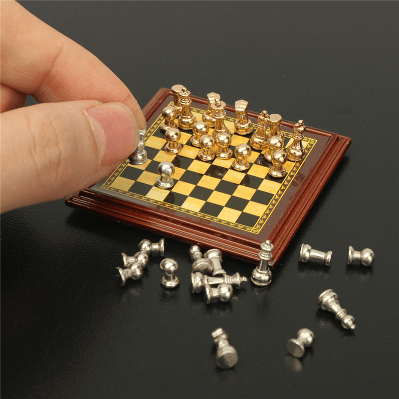 Jeu d'échecs miniature en métal pour maison de poupée à l'échelle 1:12, jouets pour décoration de chambre à coucher