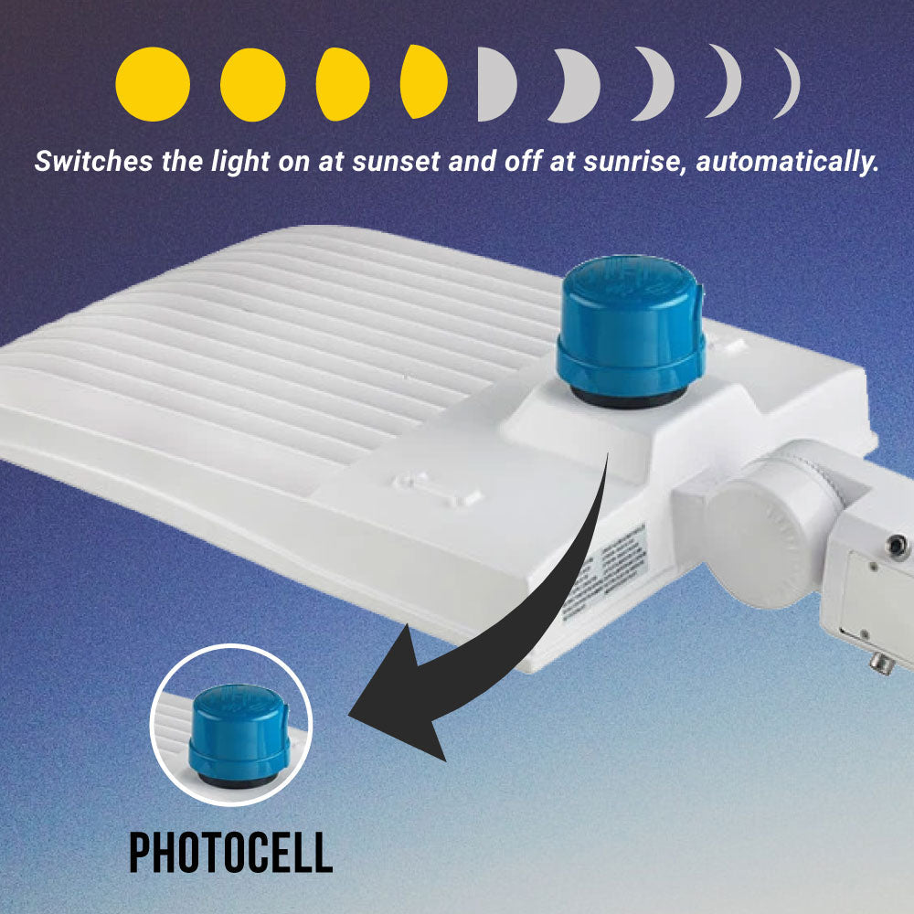 Poste de luz LED de 150 W con fotocélula de anochecer a amanecer, 5700 K, montaje universal, blanco, IP65 a prueba de agua, CA 120-277 V, luces LED para estacionamiento - Iluminación de calles para áreas comerciales al aire libre