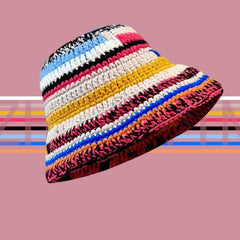 Gorro de punto a rayas de color hecho a mano para niños