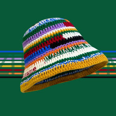 Gorro de punto a rayas de color hecho a mano para niños