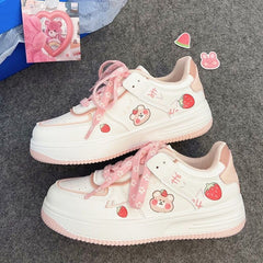 Bonitas zapatillas de deporte de estilo preppy con diseño de oso de fresa para niñas