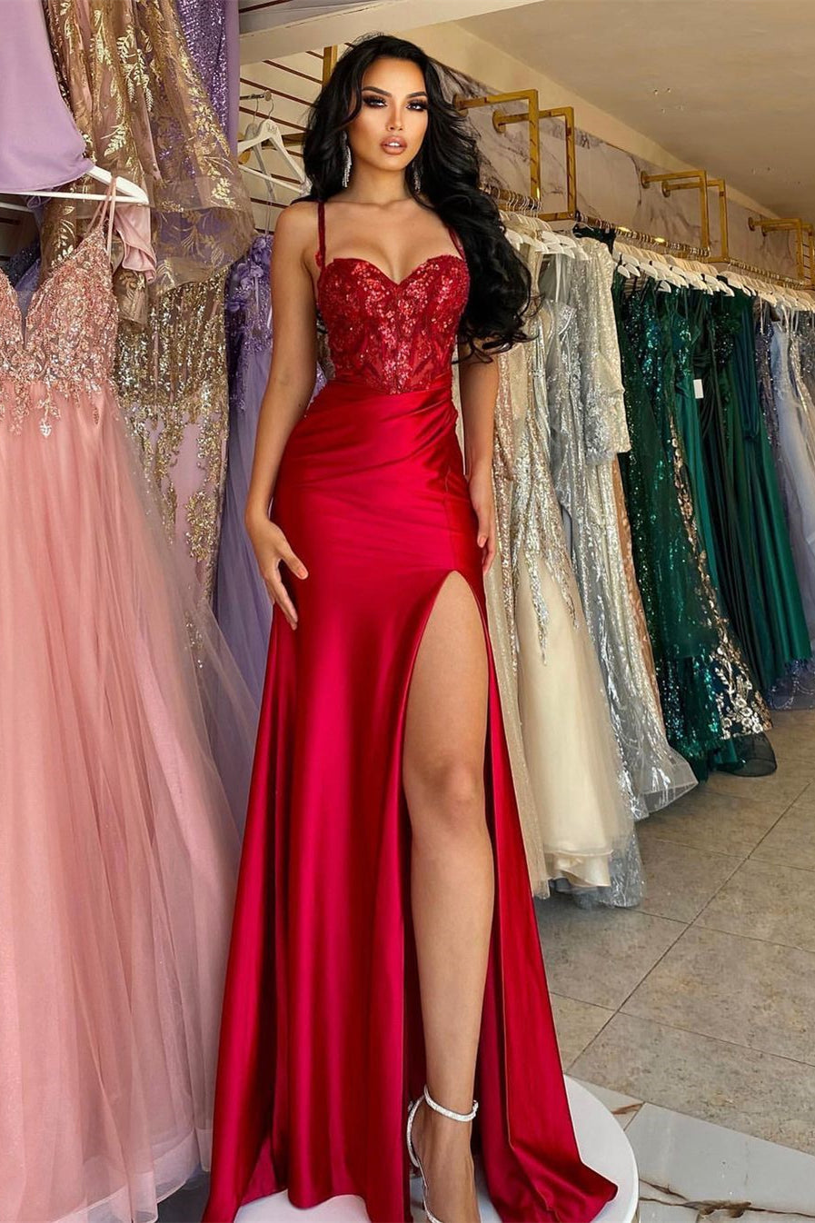 Belle robe de bal longue rouge à bretelles spaghetti en dentelle pailletée sans manches avec fente