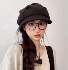 Gorra octogonal pequeña de estilo británico con forma de nube que muestra la cara